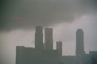 Unwetter ber der Skyline von Singapur